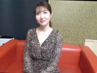新来的清纯小美女露脸让大哥床上调教，玩弄骚奶子听狼友指挥脱掉内裤，抠弄骚穴，大鸡巴无套插入浪叫呻吟